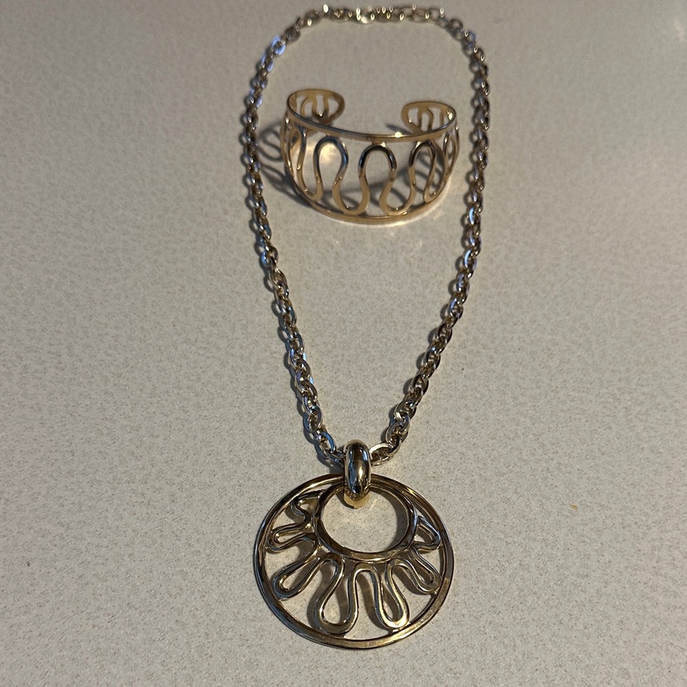 Vintage Sarah Coventry Elegant Gold tone metal Necklace and Bracelet Set (807)
